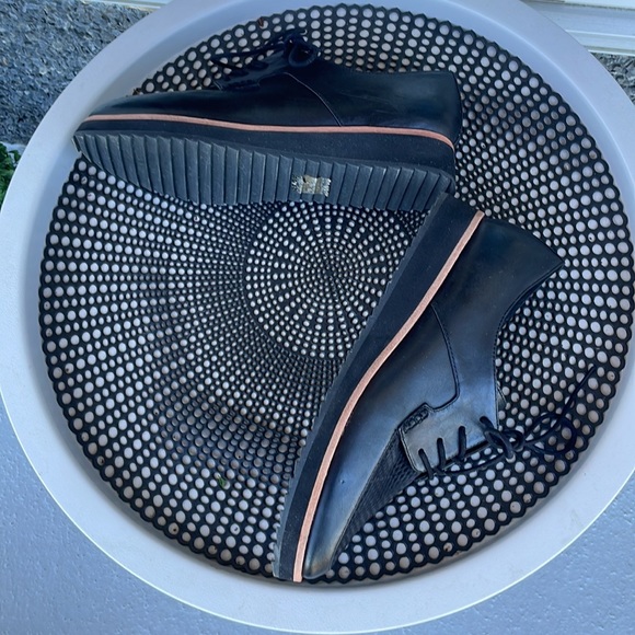 Aldo Gater Women US7. Black leather lace up orange sole accent. Mint condition. - Picture 6 of 8